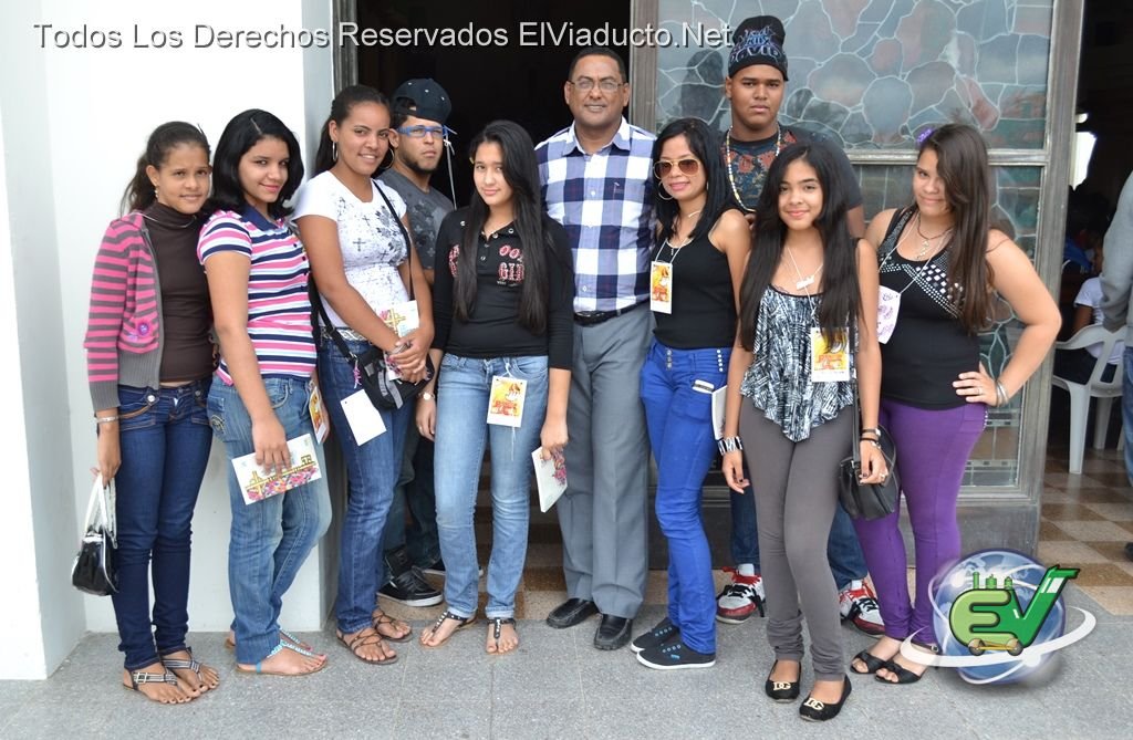 Padre Rubén Cotes con algunos jóvenes de la pascua Juvenil 2013